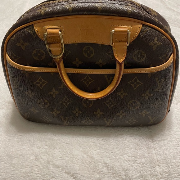 Authentic Louis Vuitton,very good condition hasn’t been used in awhile. - Picture 2 of 5
